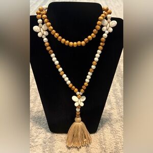 Elegant Wooden and White Beaded Necklace with Tassel (dv)
